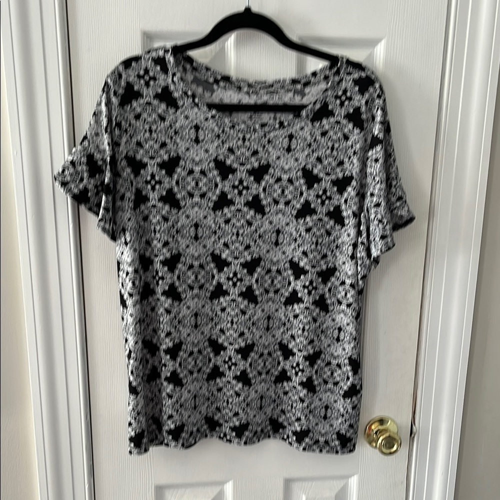 Worthington Black and White Floral Short Sleeve Top